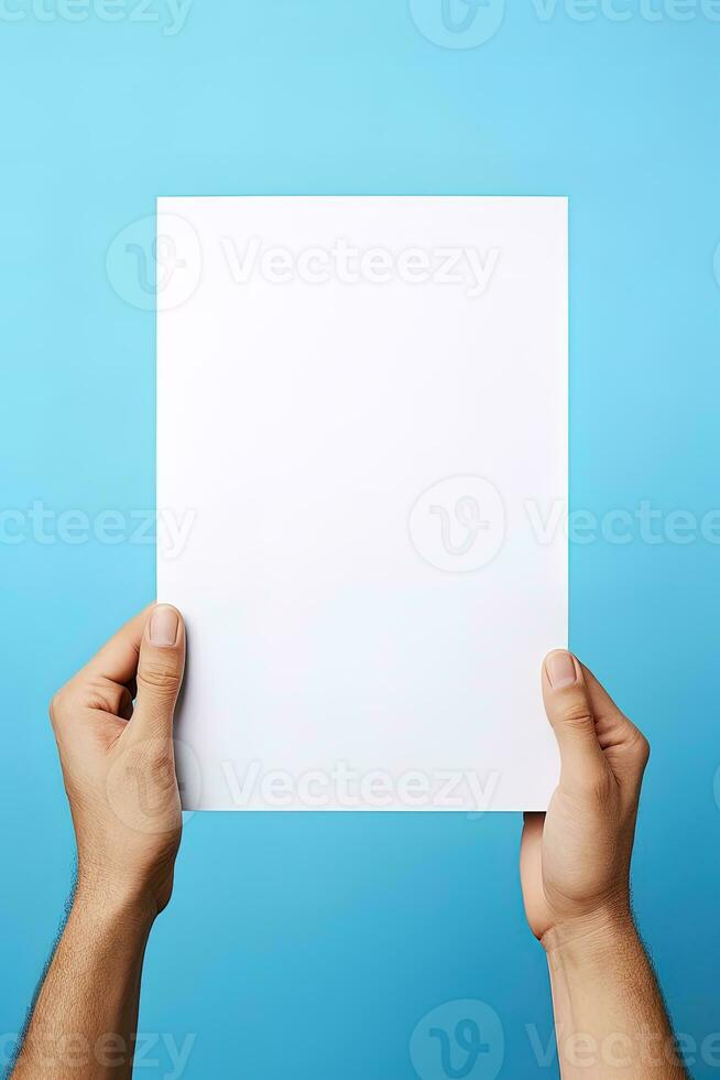 een menselijk hand- Holding een blanco vel van wit papier of kaart geïsoleerd Aan blauw achtergrond. ai gegenereerd foto