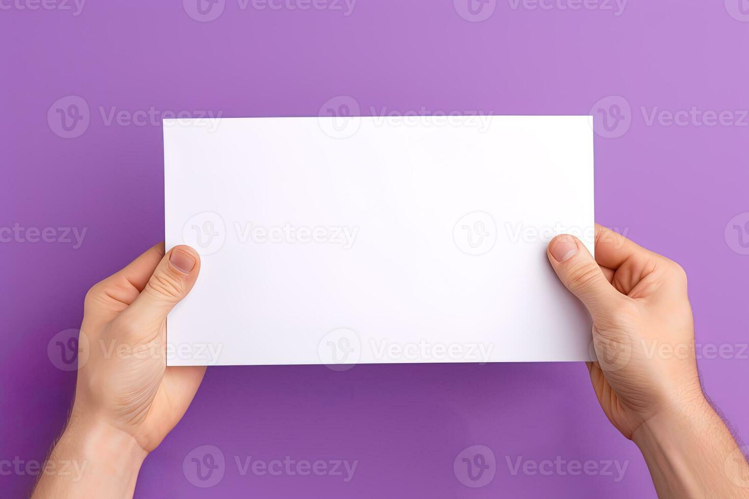 een menselijk hand- Holding een blanco vel van wit papier of kaart geïsoleerd Aan Purper achtergrond. ai gegenereerd foto