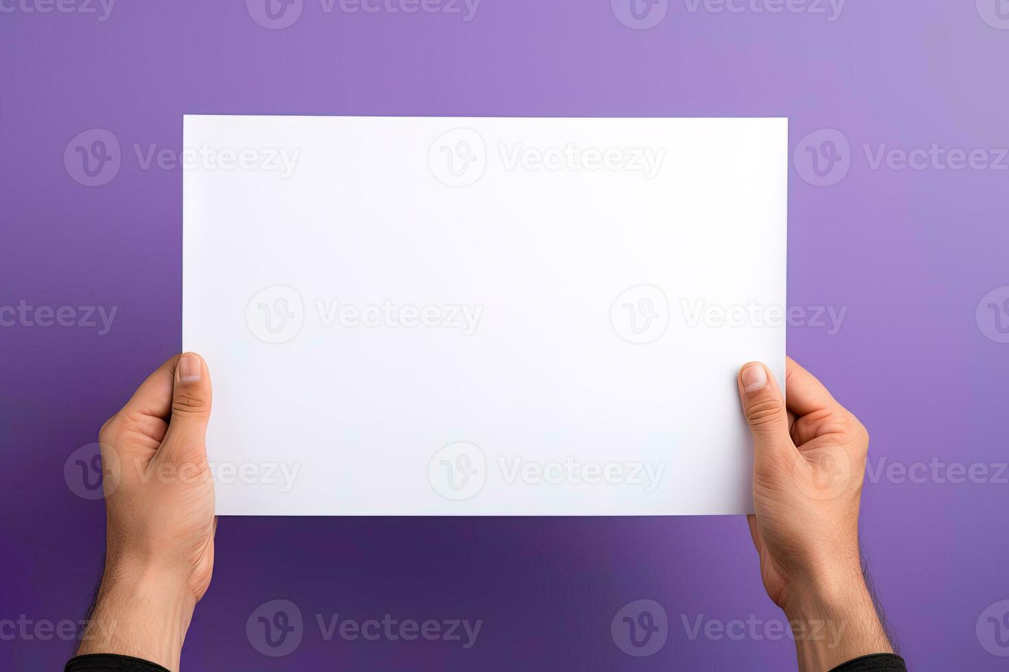 een menselijk hand- Holding een blanco vel van wit papier of kaart geïsoleerd Aan Purper achtergrond. ai gegenereerd foto