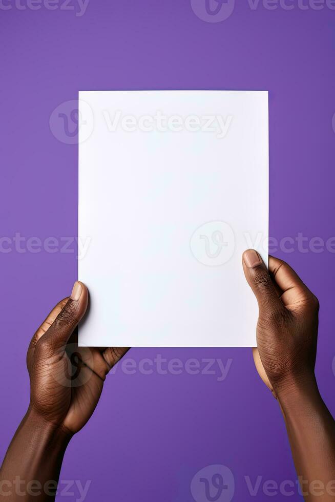 een menselijk hand- Holding een blanco vel van wit papier of kaart geïsoleerd Aan Purper achtergrond. ai gegenereerd foto