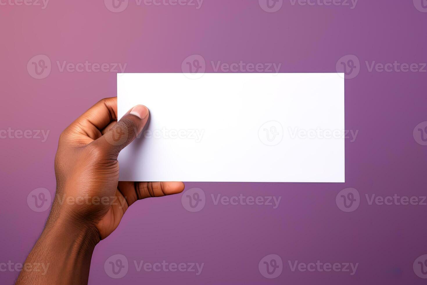 een menselijk hand- Holding een blanco vel van wit papier of kaart geïsoleerd Aan Purper achtergrond. ai gegenereerd foto