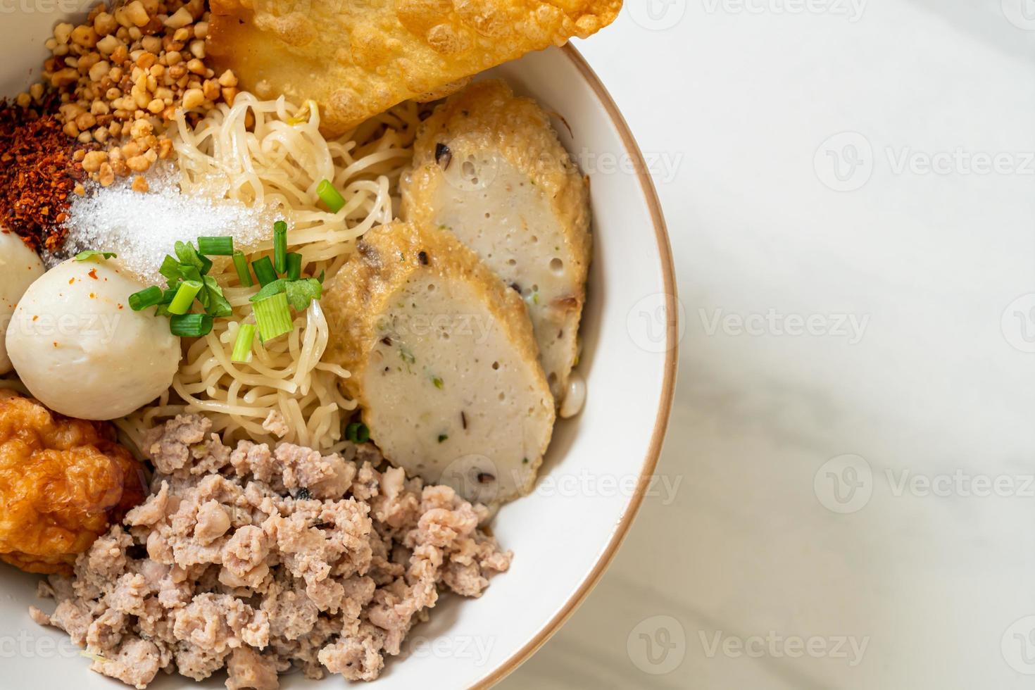 pittige eiernoedels met visballetjes en garnalenballetjes zonder soep - Aziatisch eten - foto