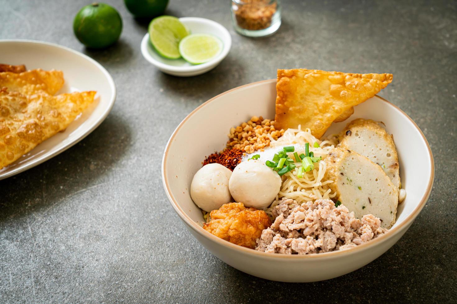 pittige eiernoedels met visballetjes en garnalenballetjes zonder soep - Aziatisch eten - foto