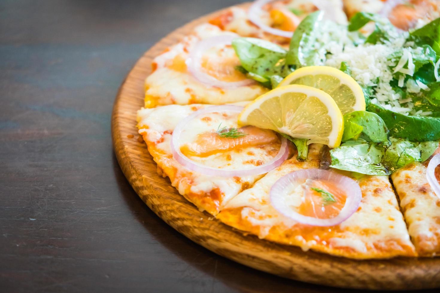 pizza met gerookte zalm foto