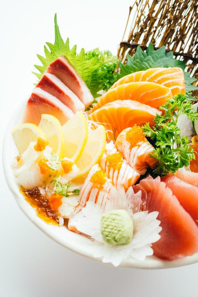 rauwe en verse gemengde sashimi met zalm, tonijn, hamaji en andere foto