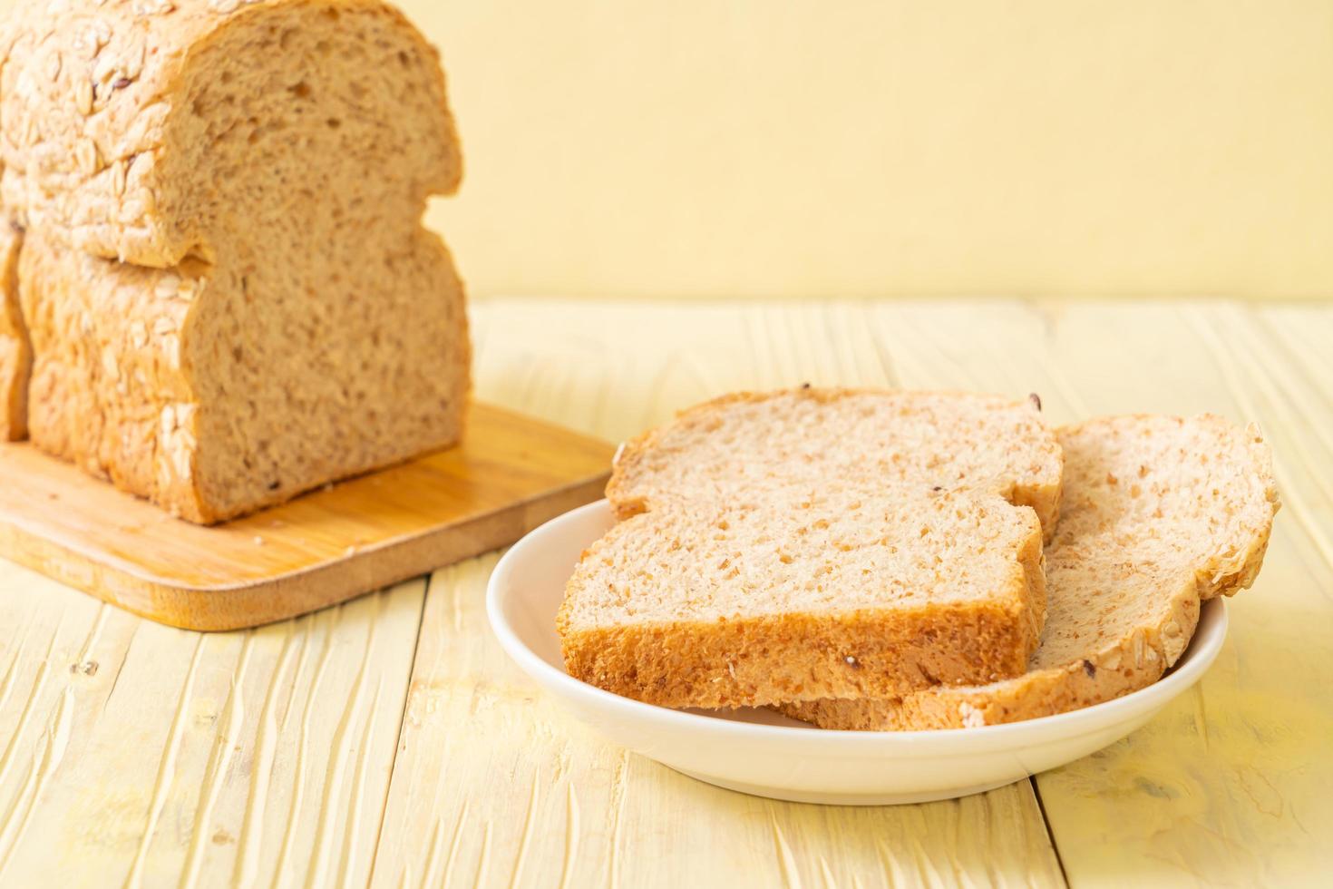 gesneden volkoren brood op een houten tafel foto