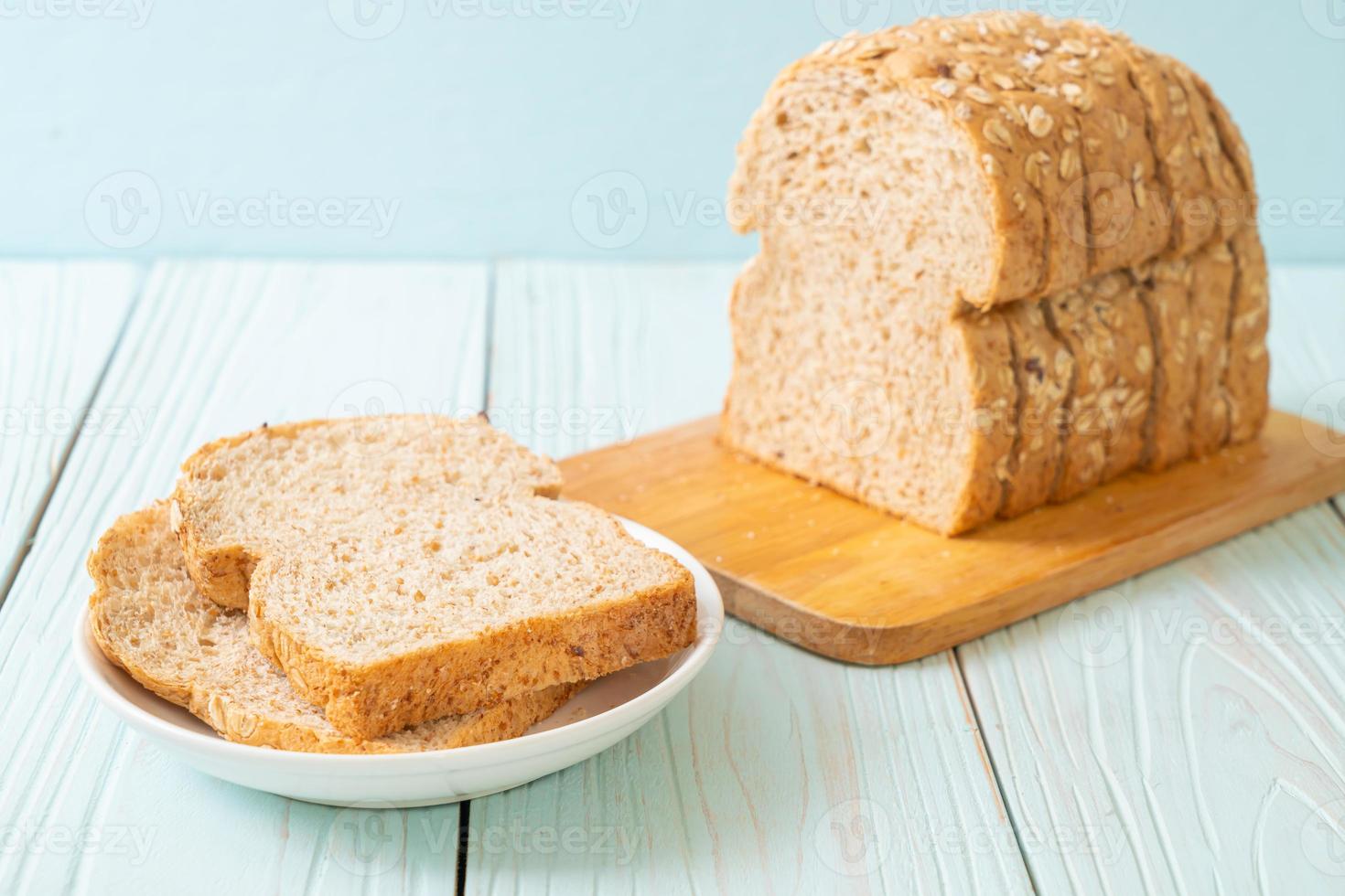 gesneden volkoren brood op een houten tafel foto