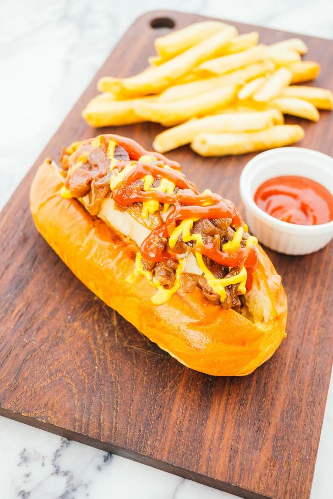 hotdog met frietjes en tomatensaus foto