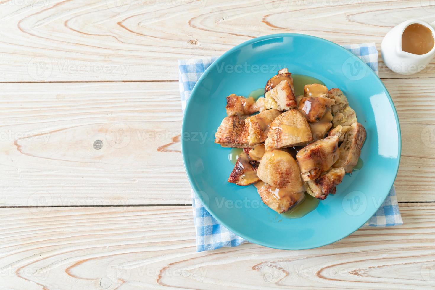 Gegrilde Bananen Met Kokos Karamelsaus Op Bord foto