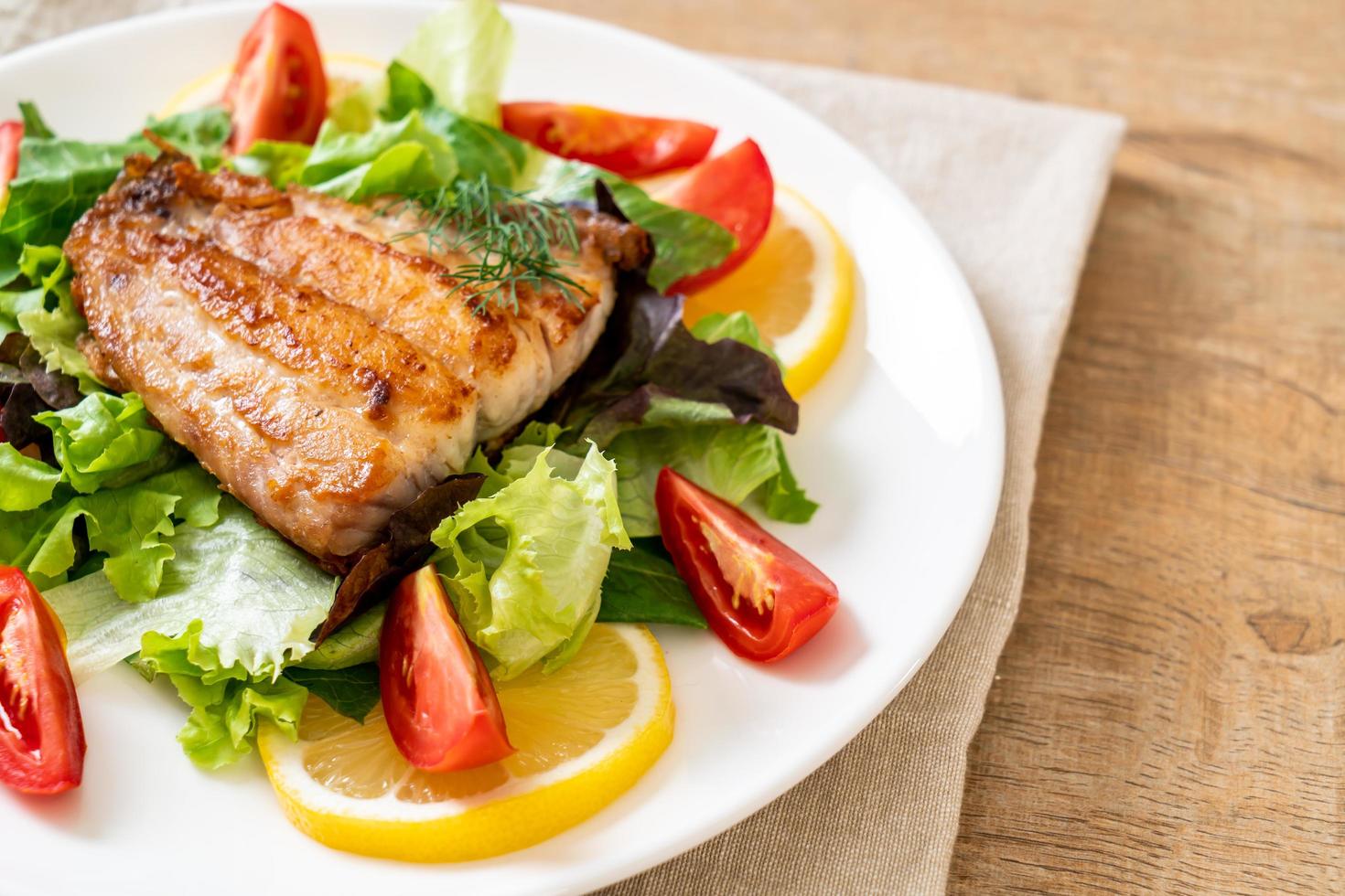 gegrilde snapper vissteak met groente foto