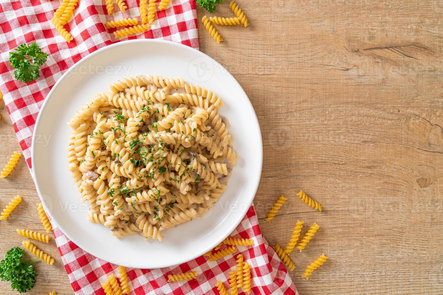 spirali of spirali pasta champignonroomsaus met peterselie - italiaanse eetstijl foto