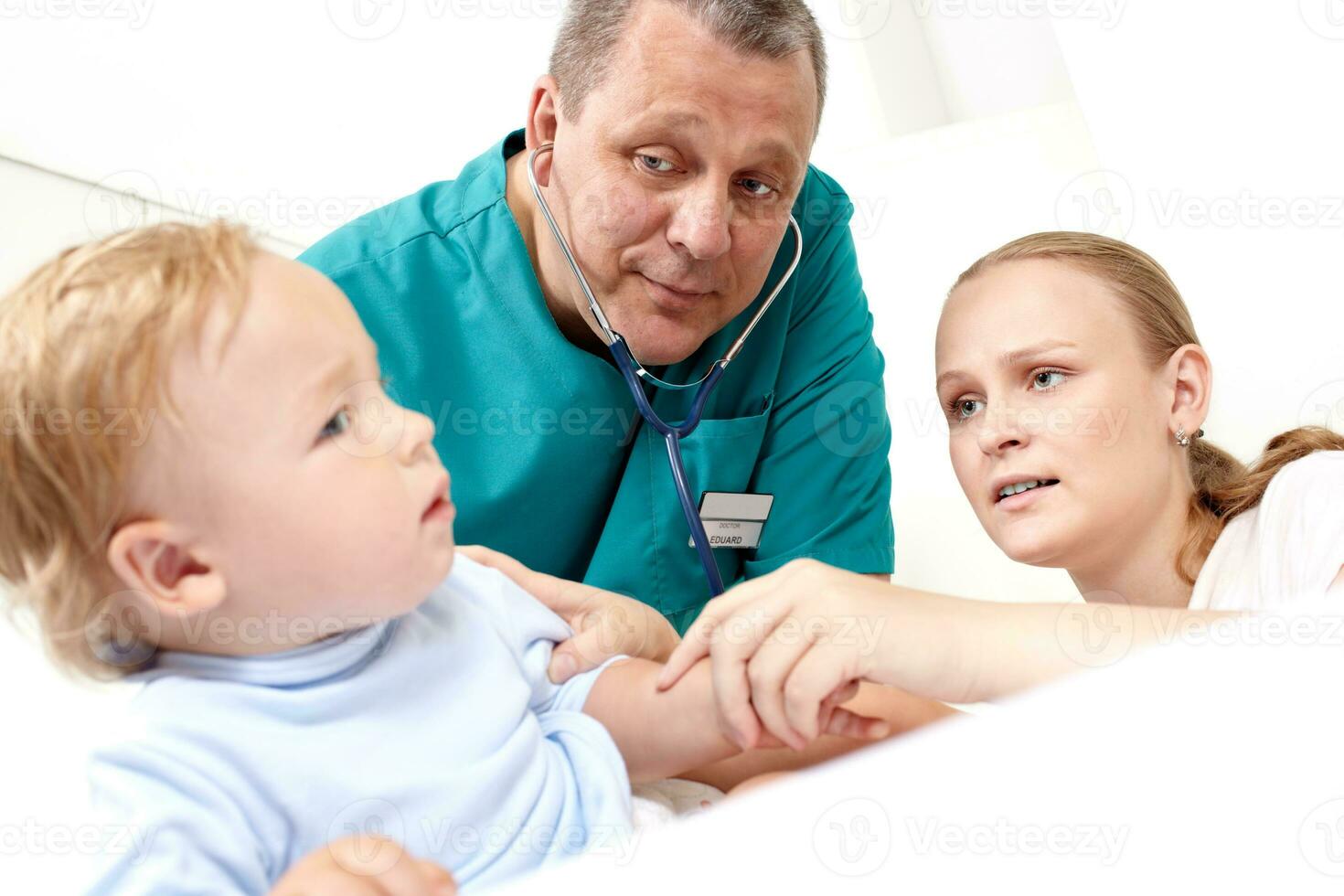dokter luister de baby met stethoscoop. foto