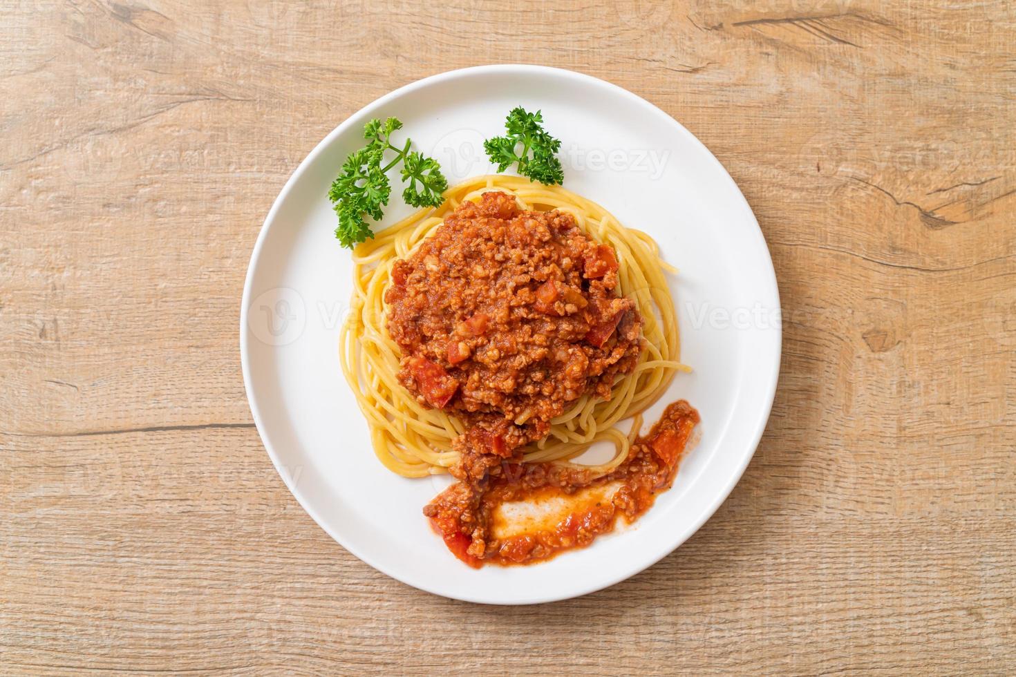 Spaghetti bolognese varkensvlees of spaghetti met tomatensaus van gehakt varkensvlees - Italiaanse eetstijl foto