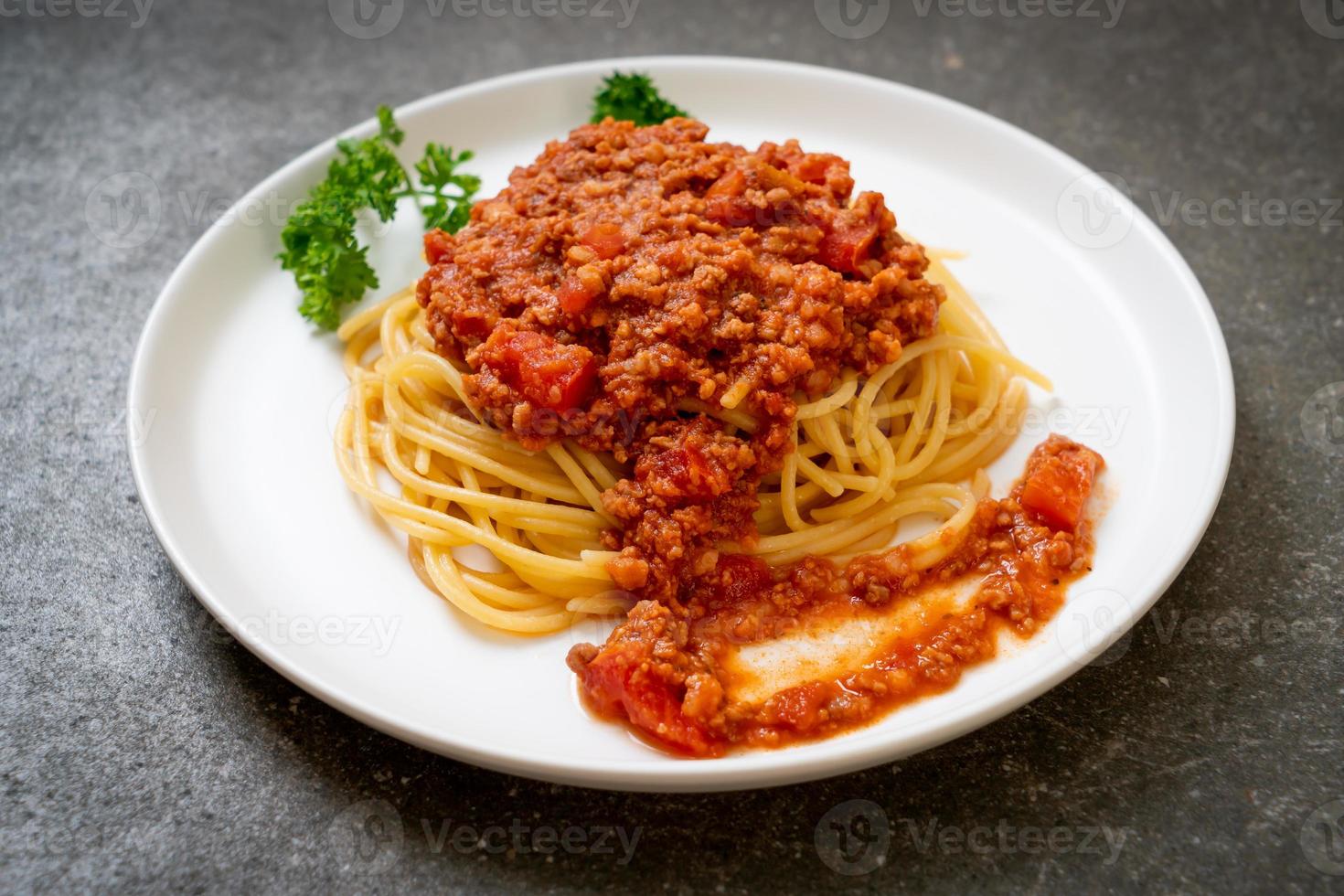 Spaghetti bolognese varkensvlees of spaghetti met tomatensaus van gehakt varkensvlees - Italiaanse eetstijl foto