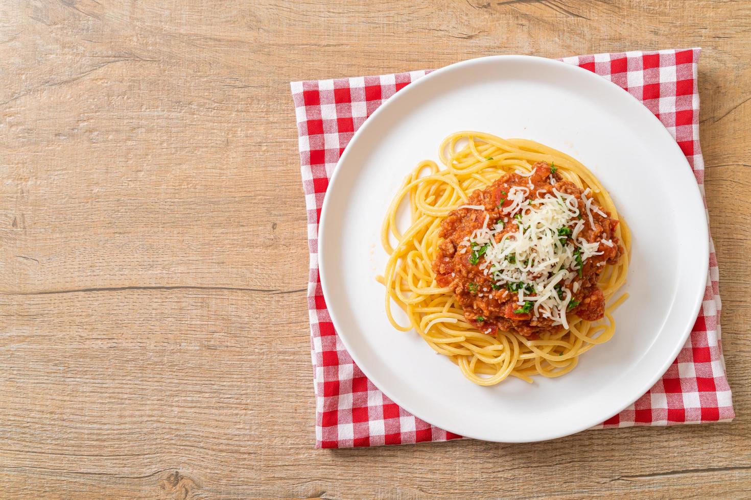 Spaghetti bolognese varkensvlees of spaghetti met tomatensaus van gehakt varkensvlees - Italiaanse eetstijl foto