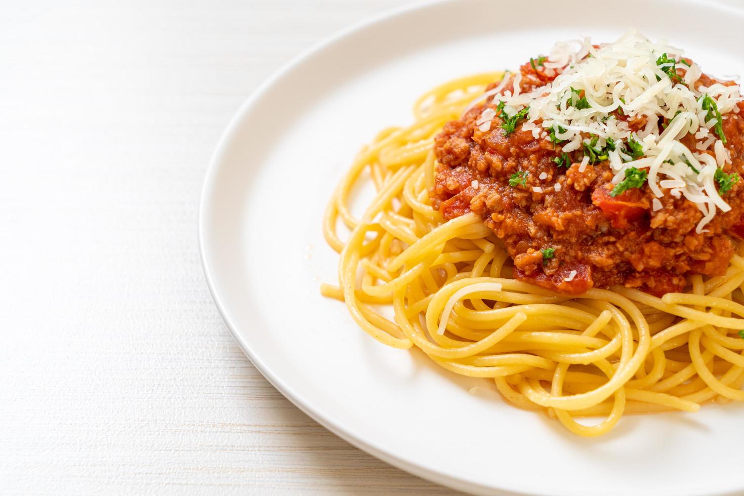 Spaghetti bolognese varkensvlees of spaghetti met tomatensaus van gehakt varkensvlees - Italiaanse eetstijl foto