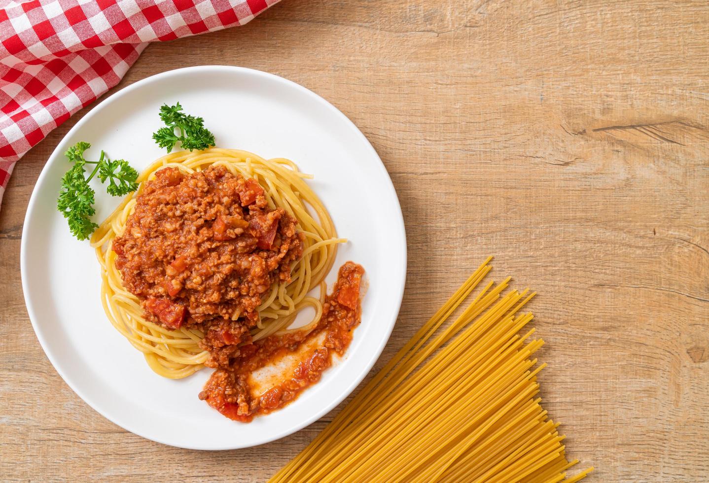 Spaghetti bolognese varkensvlees of spaghetti met tomatensaus van gehakt varkensvlees - Italiaanse eetstijl foto