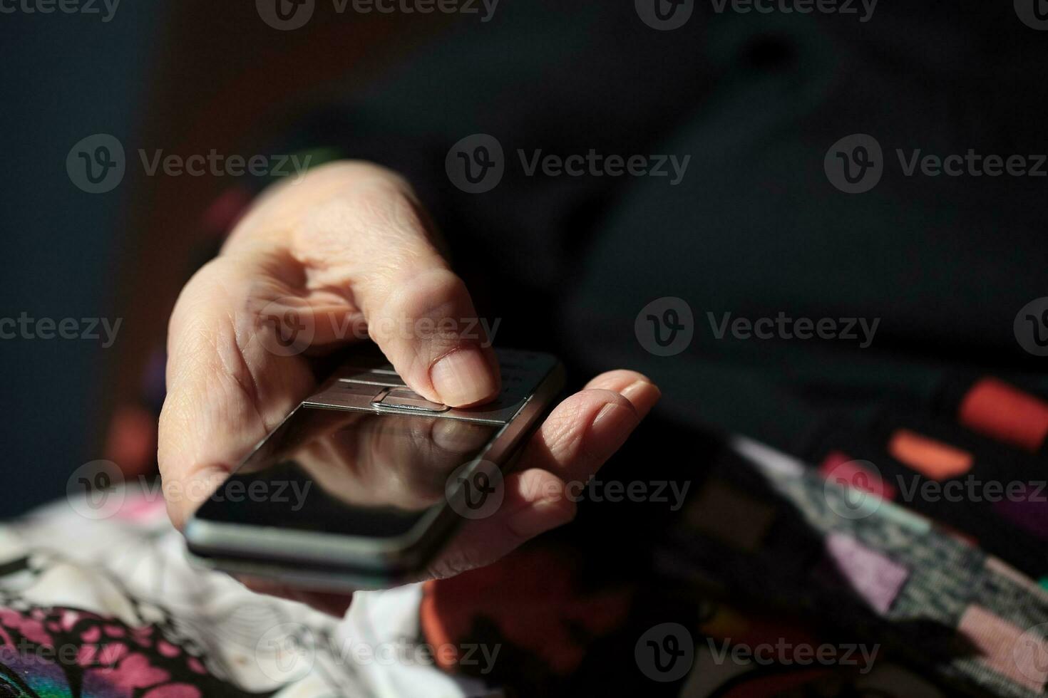 oud vrouw is gaan naar wijzerplaat een aantal Aan haar cel telefoon foto