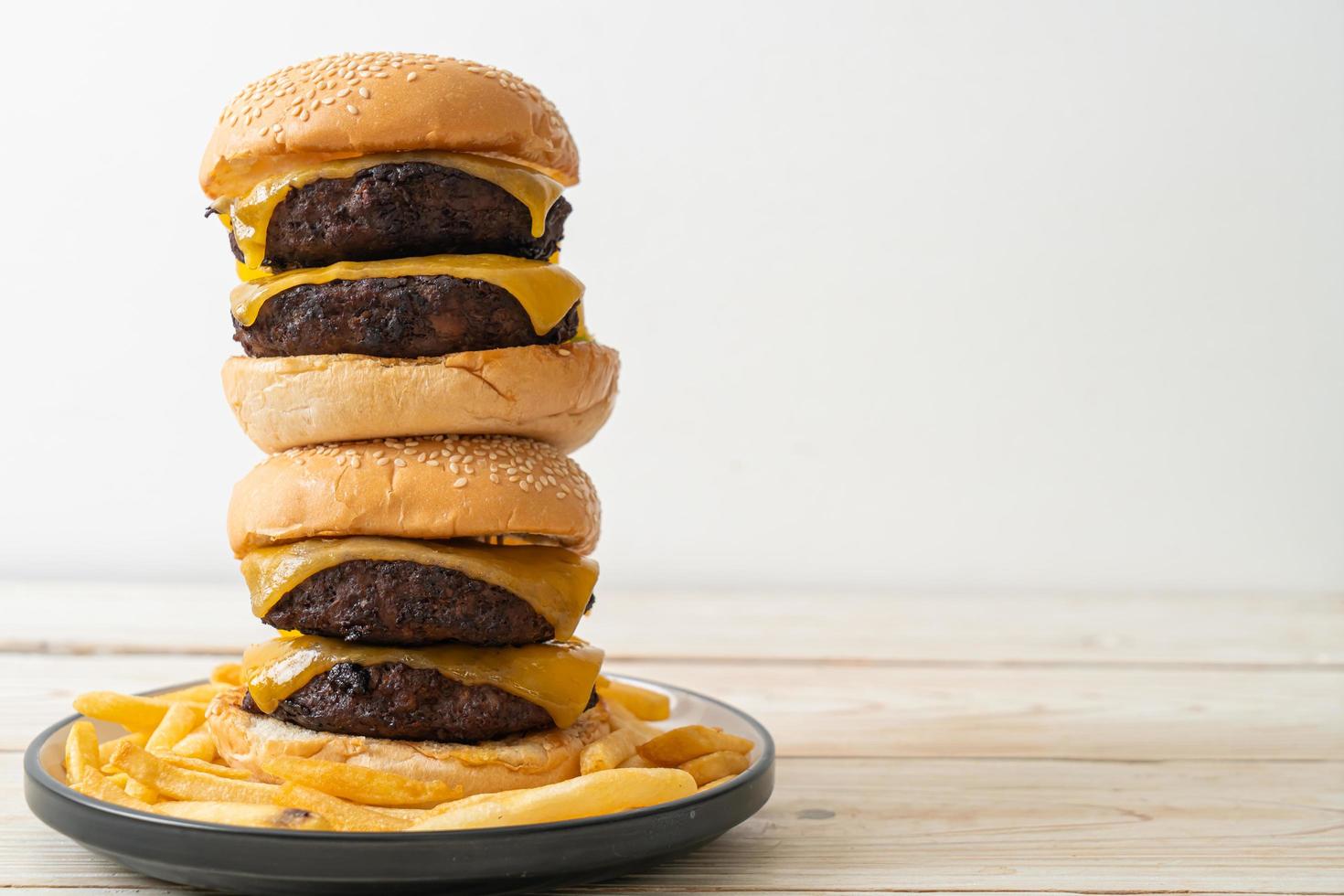 hamburger of runderburgers met kaas - ongezonde voedingsstijl foto