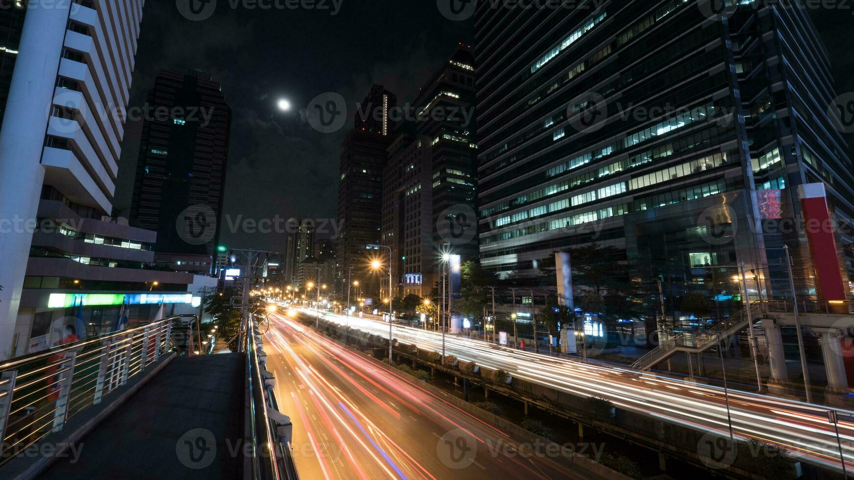auto verkeer in nacht Bangkok, Thailand foto