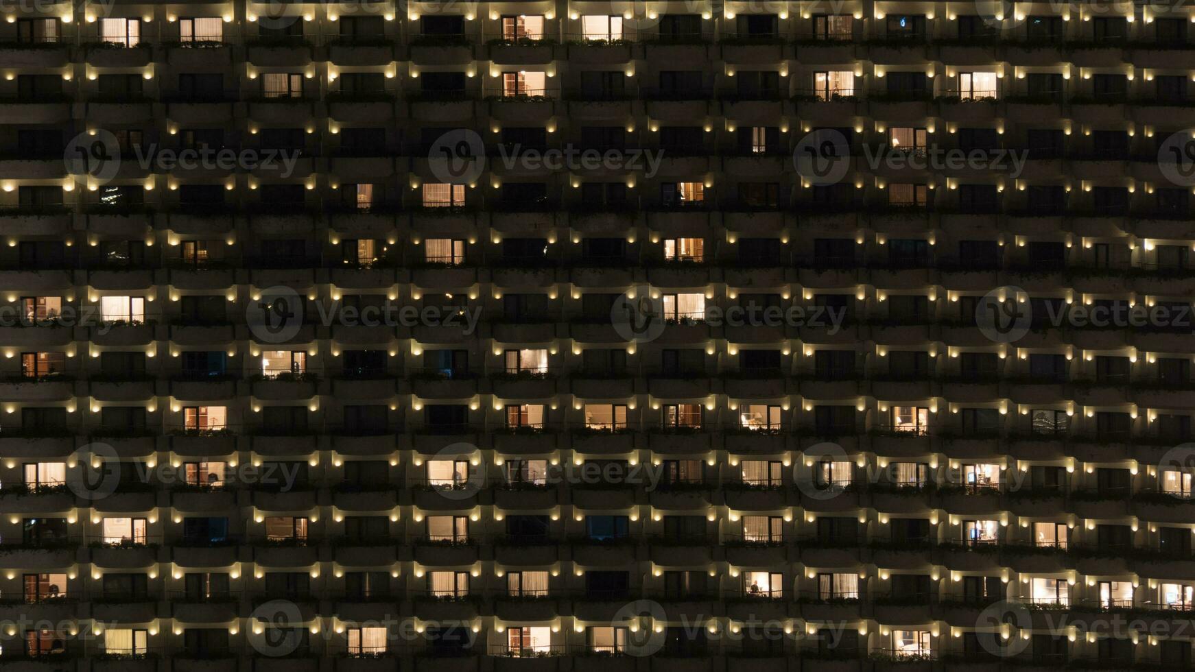 met meerdere verdiepingen blok van flats Bij nacht foto