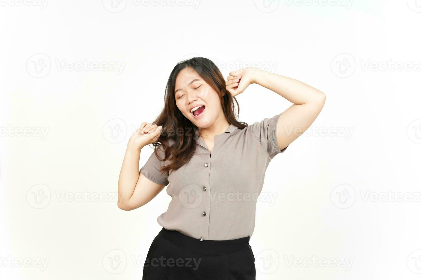 glimlachen en dansen gebaar van mooi Aziatisch vrouw geïsoleerd Aan wit achtergrond foto