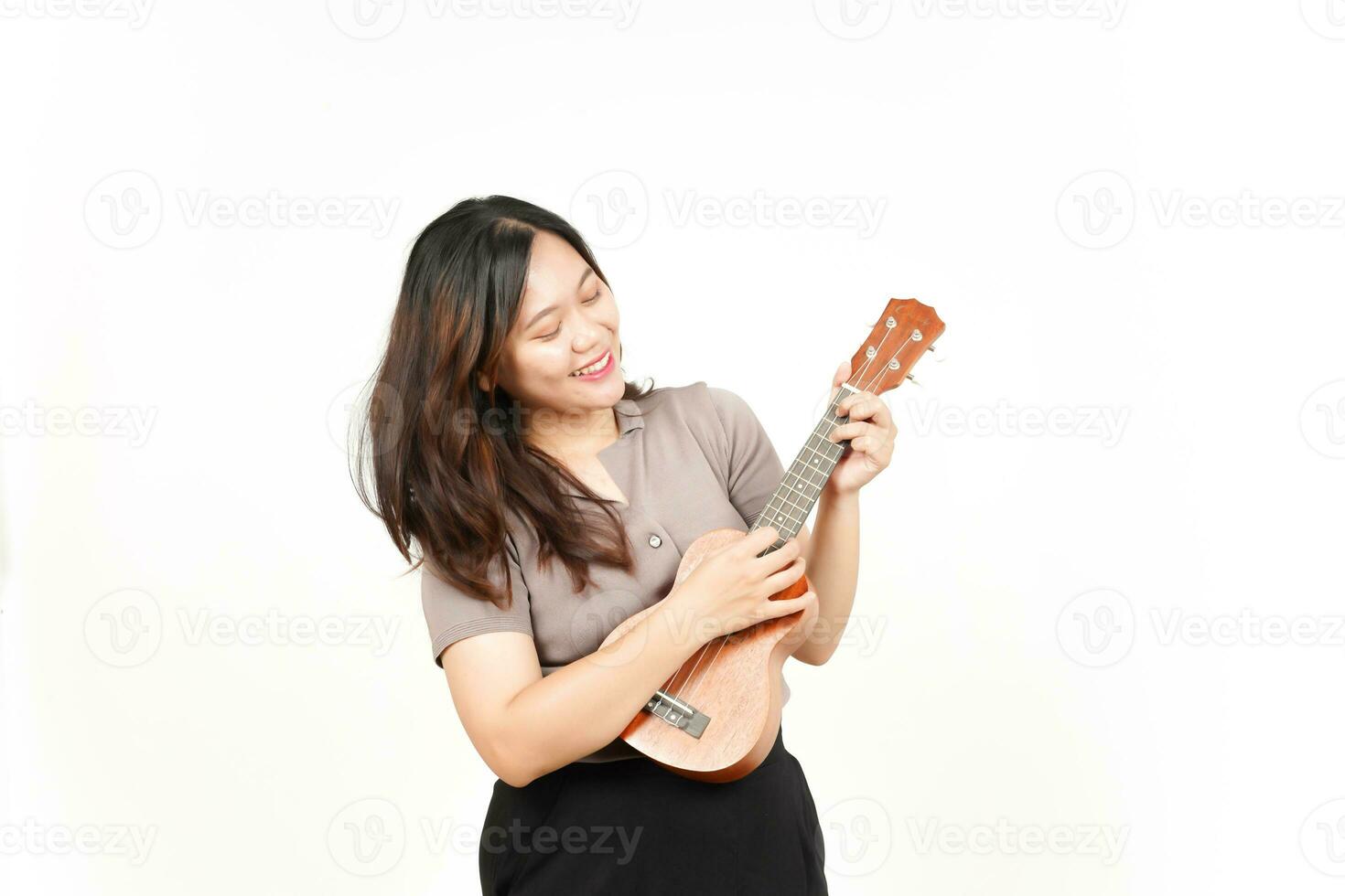 spelen ukulele van mooi Aziatisch vrouw geïsoleerd Aan wit achtergrond foto