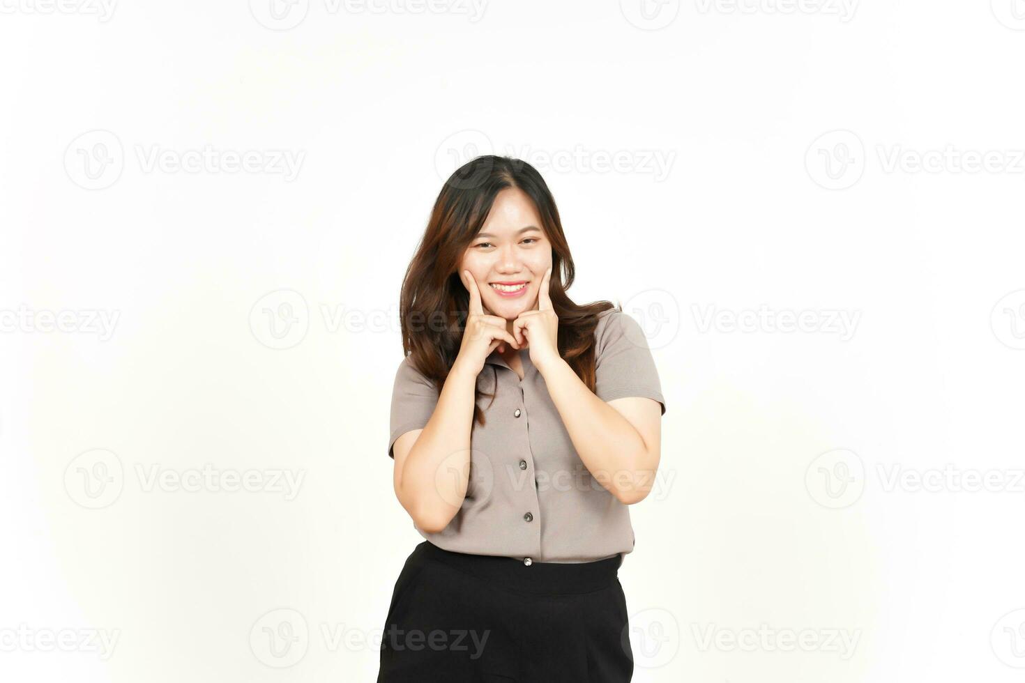op zoek camera met glimlachen en gelukkig gezicht van mooi Aziatisch vrouw geïsoleerd Aan wit achtergrond foto