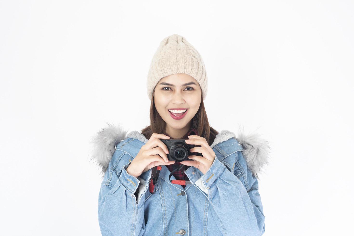 mooie reiziger vrouw op witte achtergrond foto