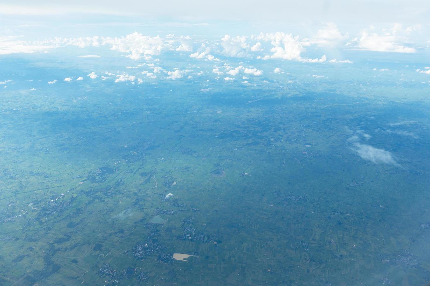 blauwe luchtfoto van het platteland foto