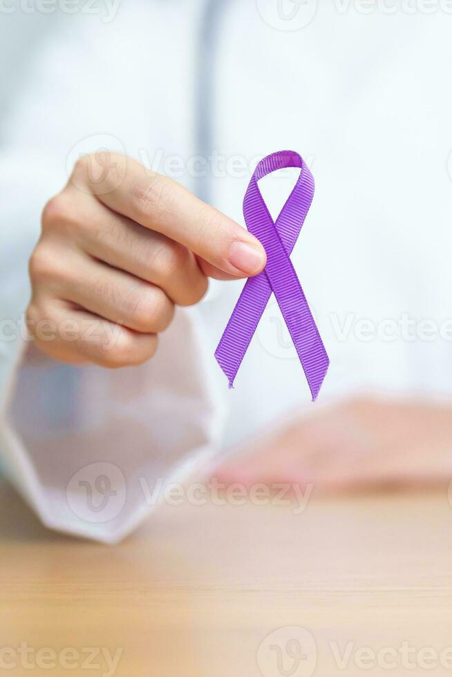 dokter Holding Purper lint voor geweld, pancreas, slokdarm, testiculaire kanker, alzheimer, epilepsie, lupus, sarcoïdose en fibromyalgie. bewustzijn maand en wereld kanker dag concept foto