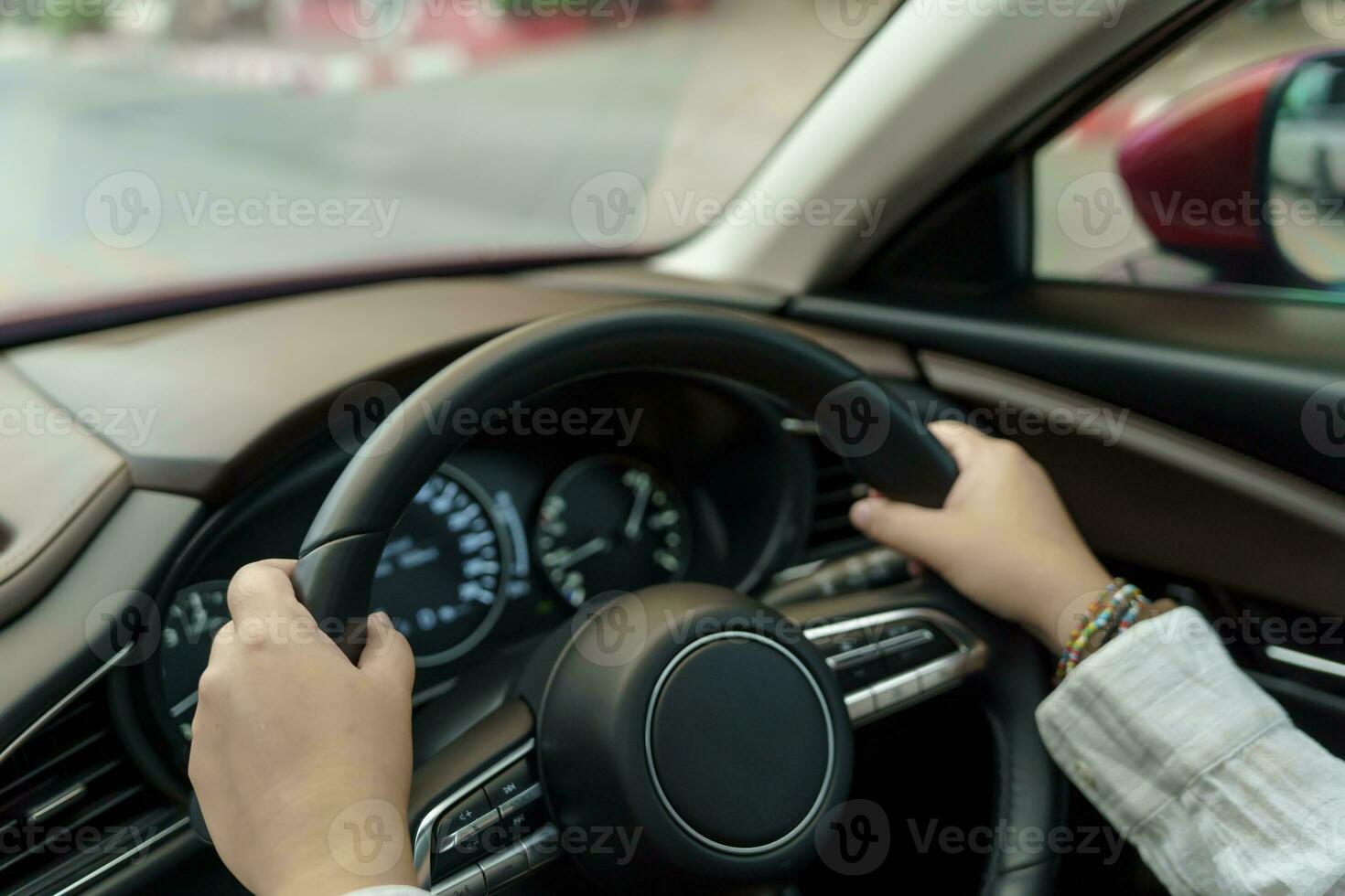 vrouw het rijden auto. meisje gevoel gelukkig naar rit Holding stuurinrichting wiel en op zoek Aan weg foto