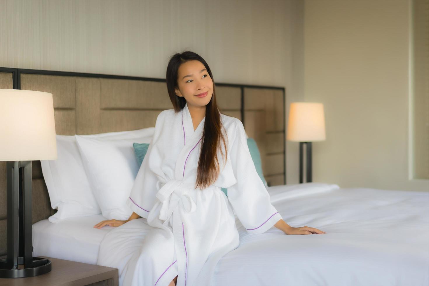 portret mooie jonge aziatische vrouwen glimlachen gelukkig in slaapkamer foto