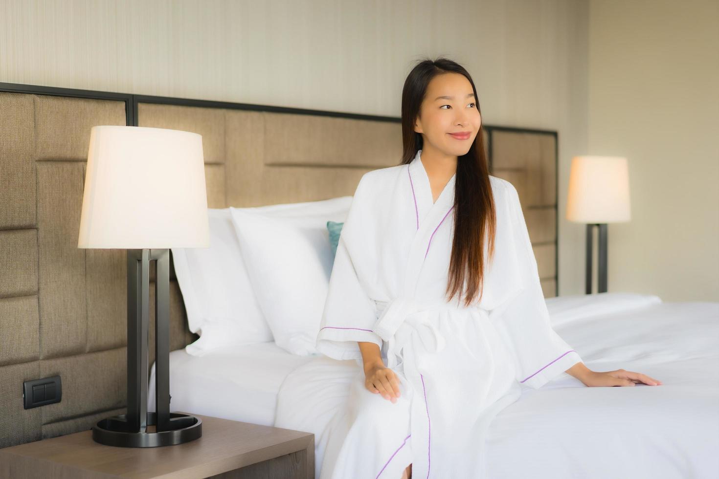 portret mooie jonge aziatische vrouwen glimlachen gelukkig in slaapkamer foto