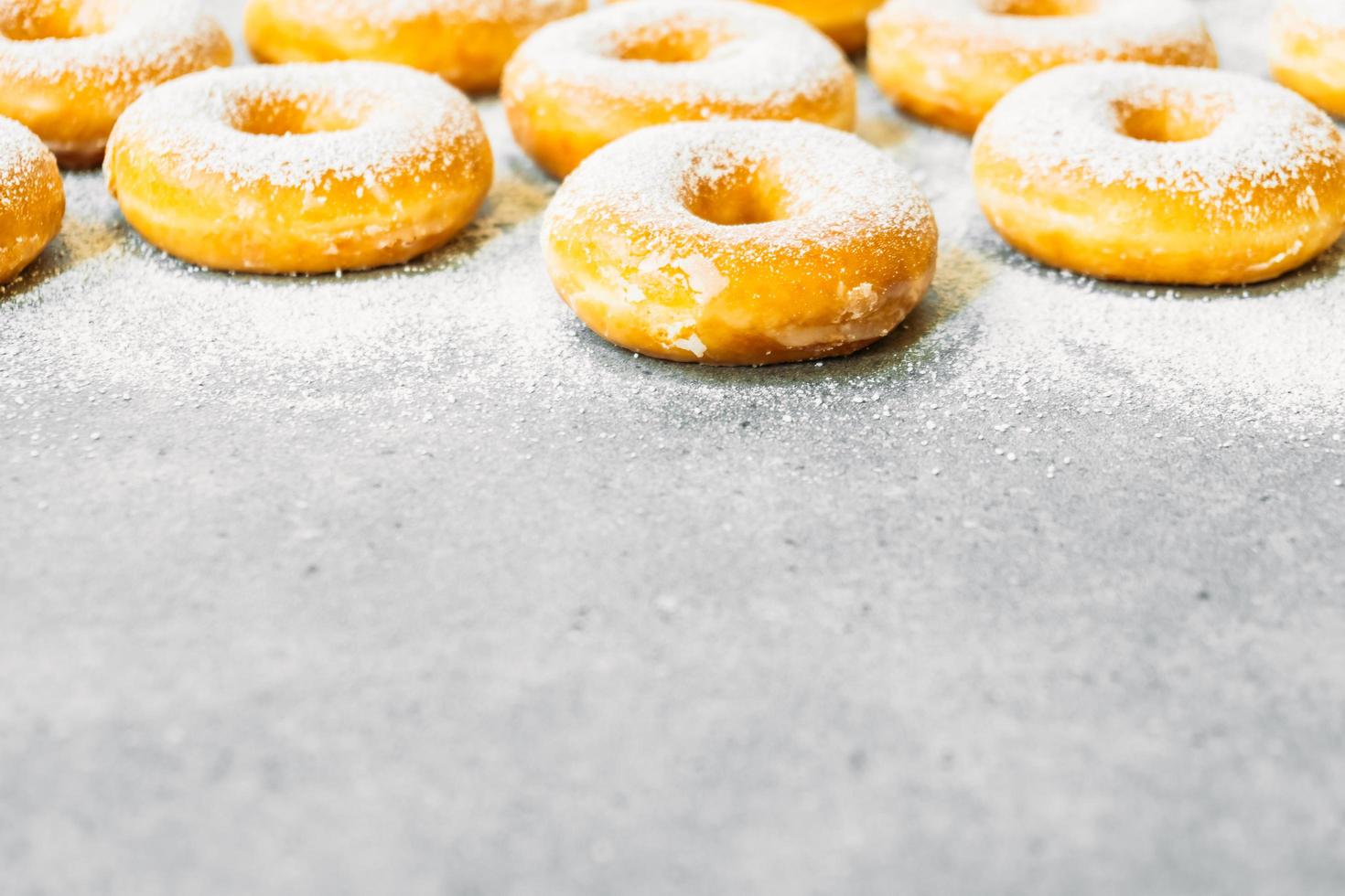 zoet dessert met veel donut foto