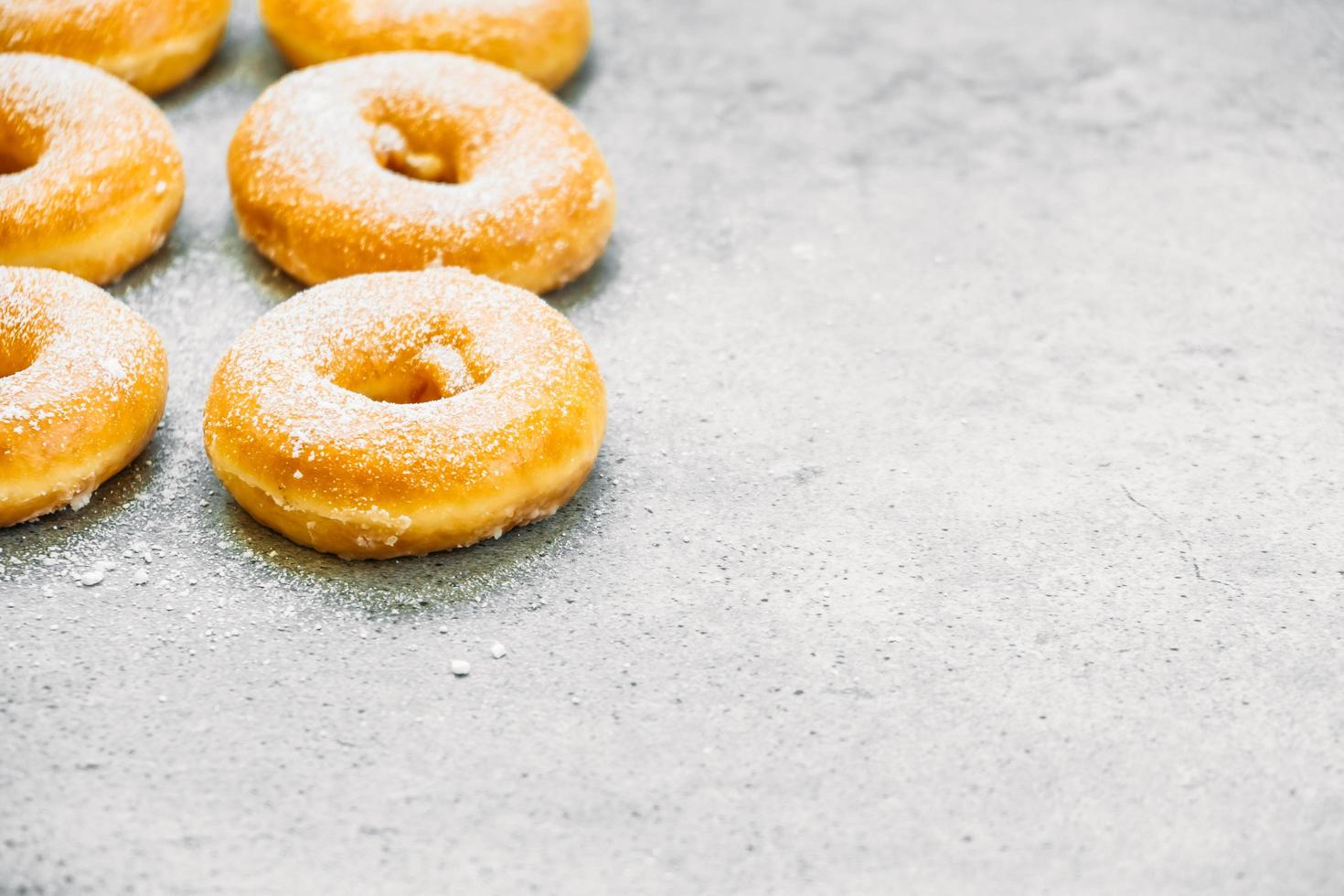 zoet dessert met veel donut foto