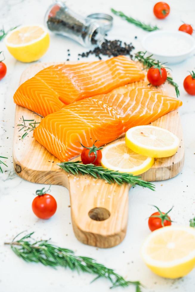 rauwe en verse zalmvleesfilet op houten snijplank foto