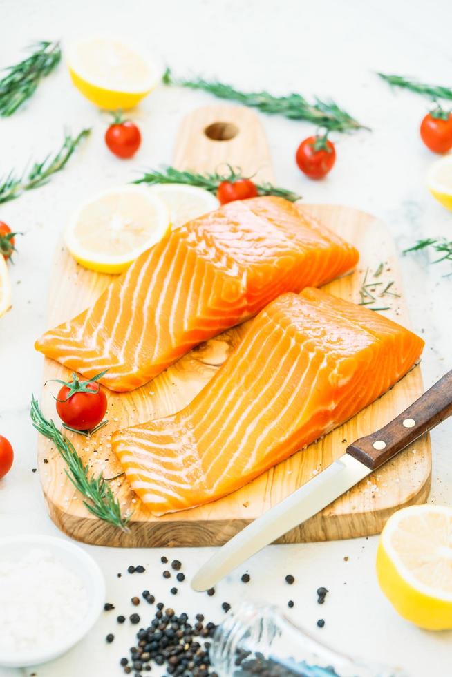 rauwe en verse zalmvleesfilet op houten snijplank foto