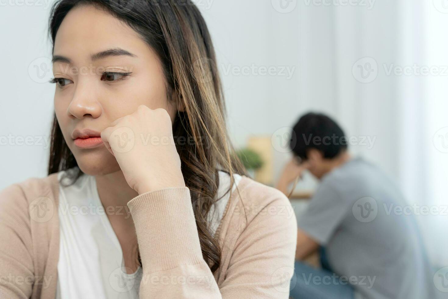 scheiden en ruzies. paren zijn ten einde raad en teleurgesteld na huwelijk. man en vrouw zijn verdrietig, van streek en gefrustreerd na ruzies. wantrouwen, liefde problemen, verraad. familie probleem. foto