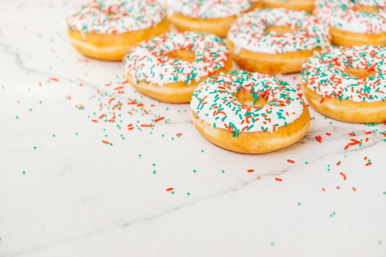 donuts met witte chocoladeroom en hagelslag foto