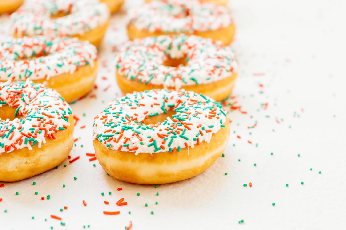 donuts met witte chocoladeroom en hagelslag foto