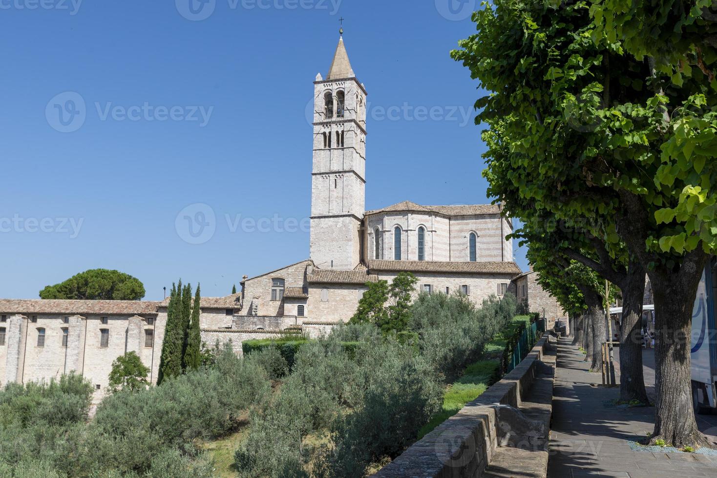 panorama van de basiliek van santa chiara di assisi foto