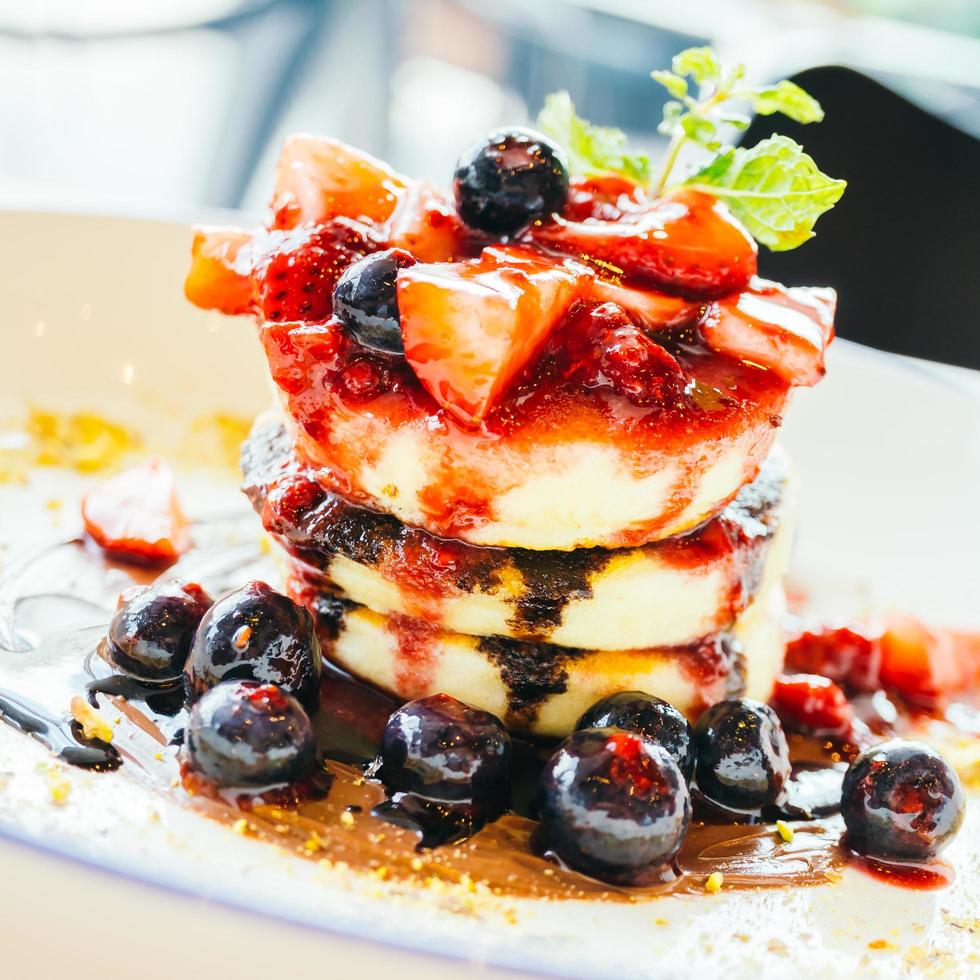 pannenkoeken met gemengd bessenfruit in witte plaat foto