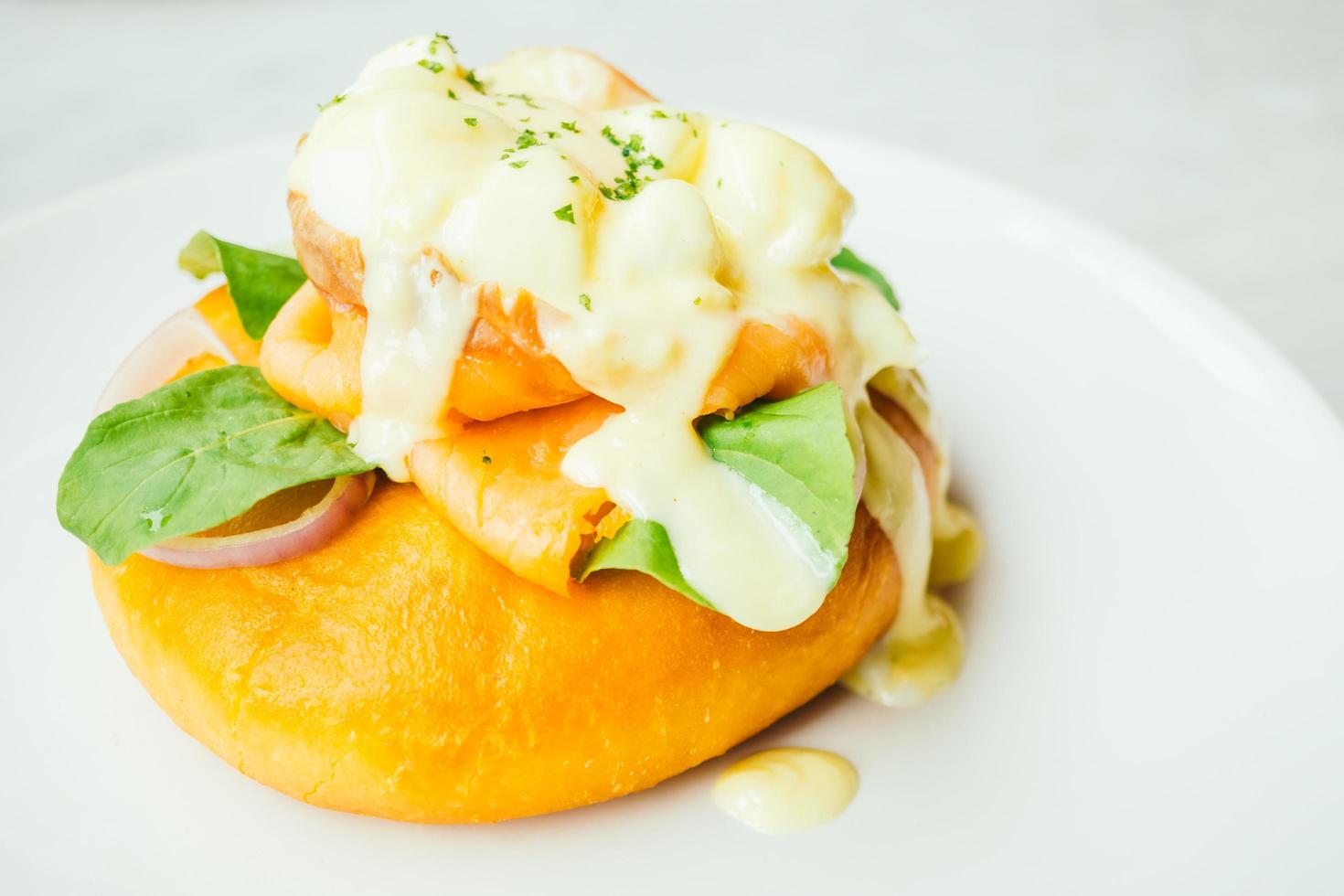 donutbrood met gerookte zalm en egg Benedict foto