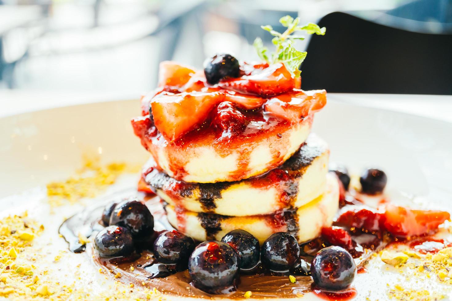 pannenkoeken met gemengd bessenfruit in witte plaat foto