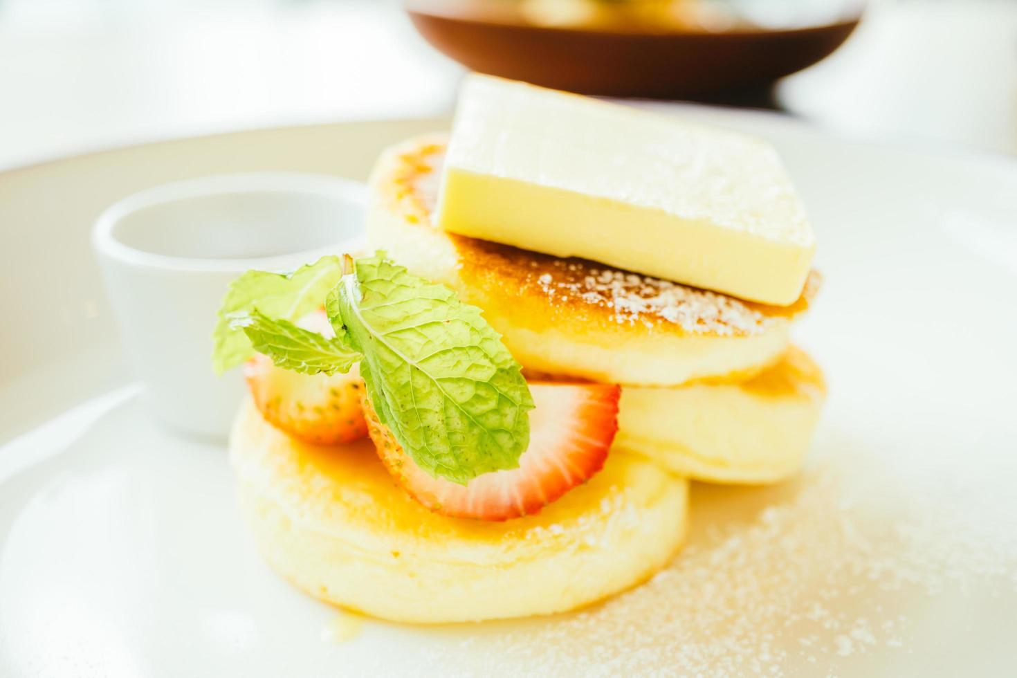 zoete dessertpannenkoek met boter en aardbei foto