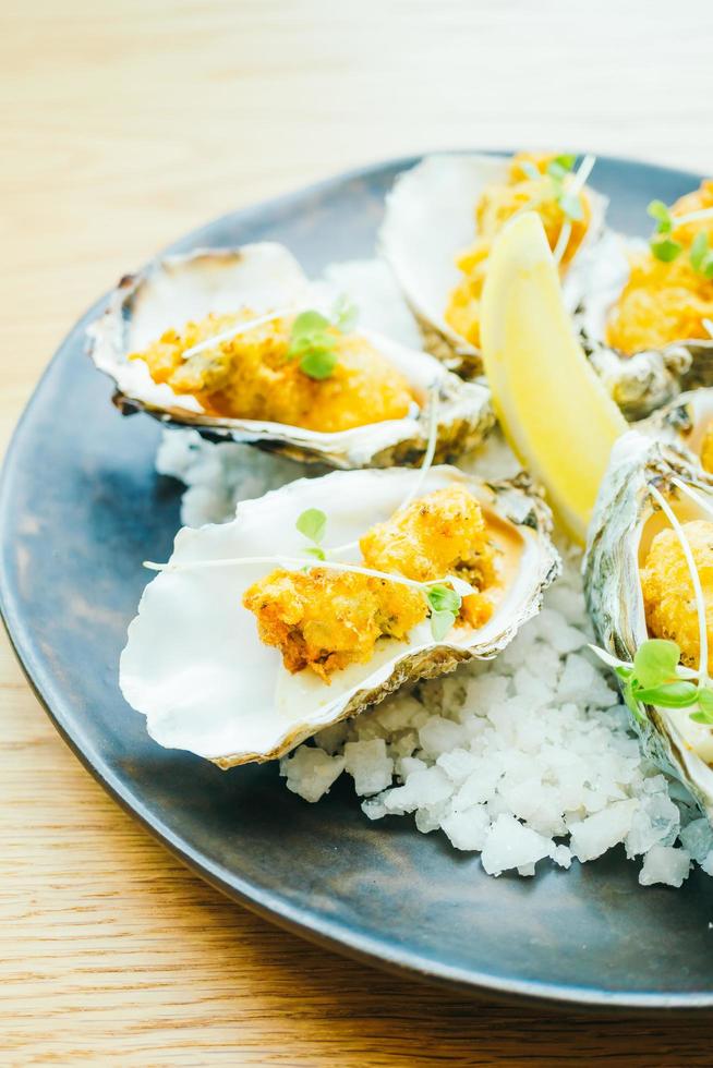 gebakken oesterschelp met saus foto