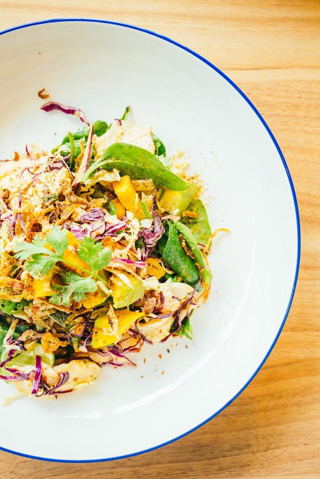 gegrilde kip met groentesalade foto