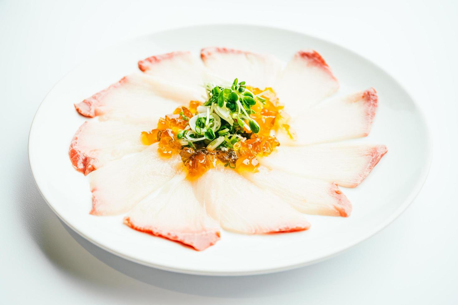 rauwe verse hamaji visvlees sashimi in witte plaat foto