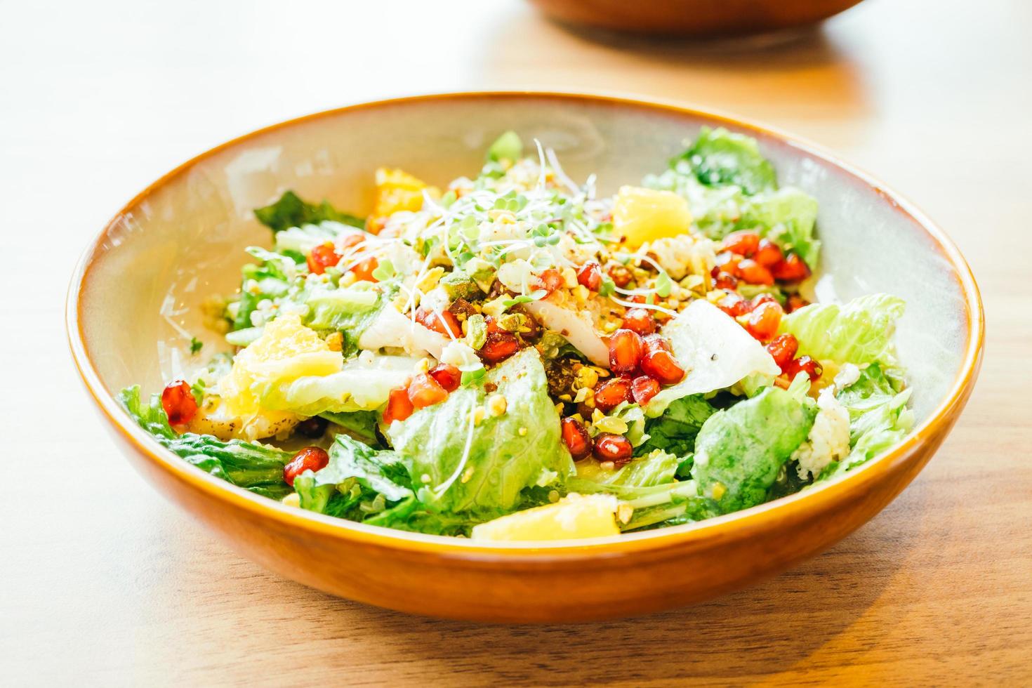 gegrilde kip met groente en granaatappel, fruitsalade in plaat - kleurenfilterverwerking foto